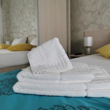 Otopeni Comfort Apartaments Esterno foto